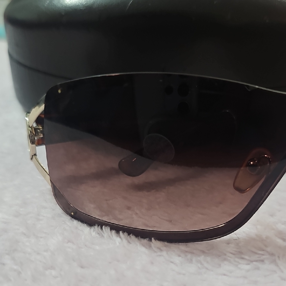 Michael Kors Black Sunglasses with Case. Michael Kors Verona (M2475S).  - Picture 9 of 12
